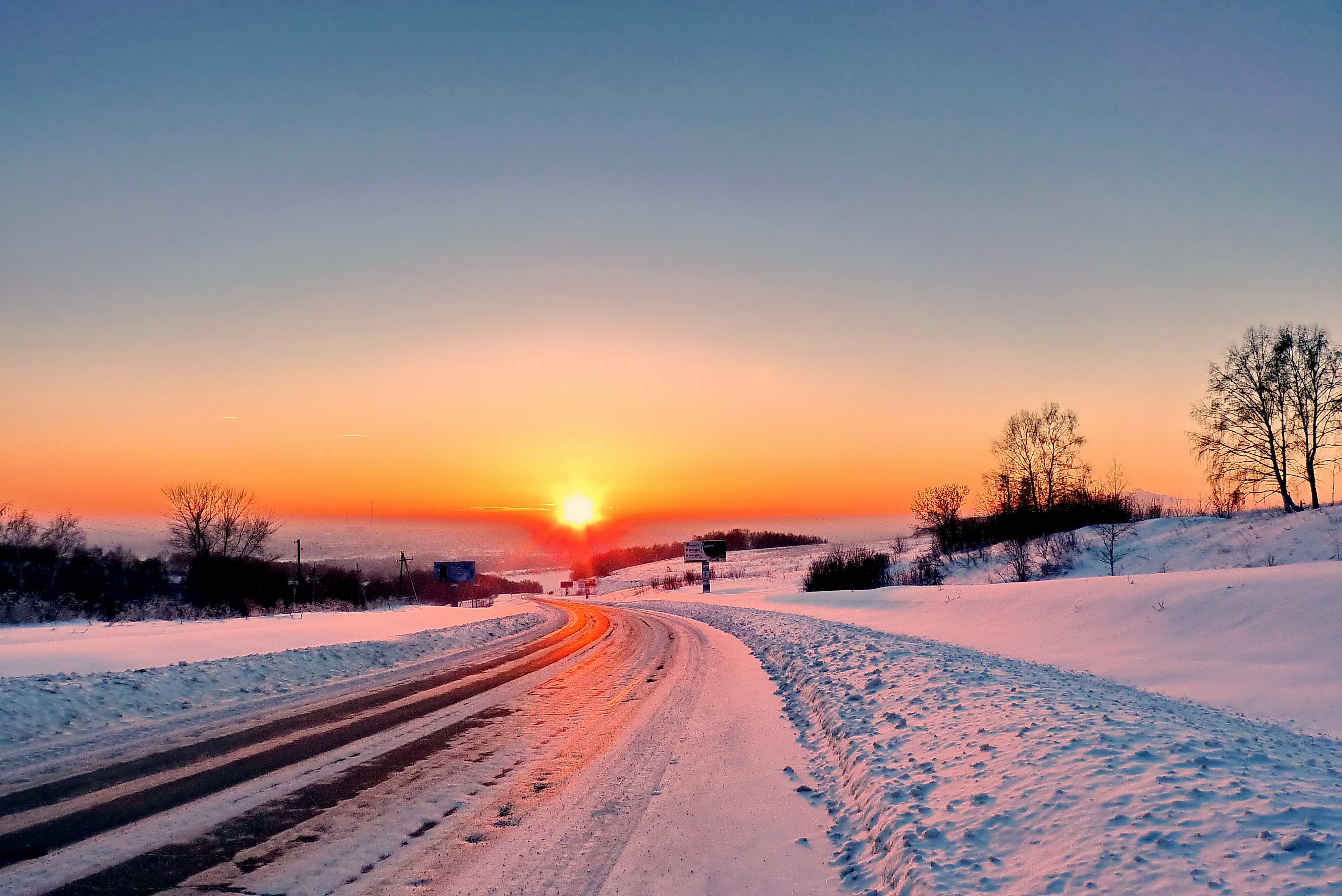 Зимняя дорога на рассвете